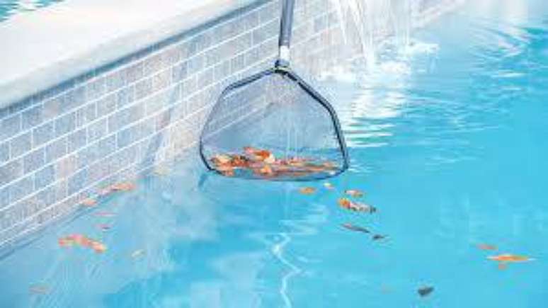 4. A peneira é um modo essencial de como limpar piscina.