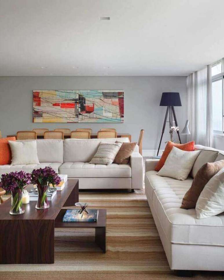 3. Invista em um conjunto de sofá bem confortável para decorar a sua sala de estar – Foto: Adriana Valle Patricia Carvalho