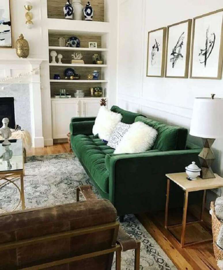 20. Decoração clássica para sala com sofá verde de veludo e estante planejada – Foto: Article