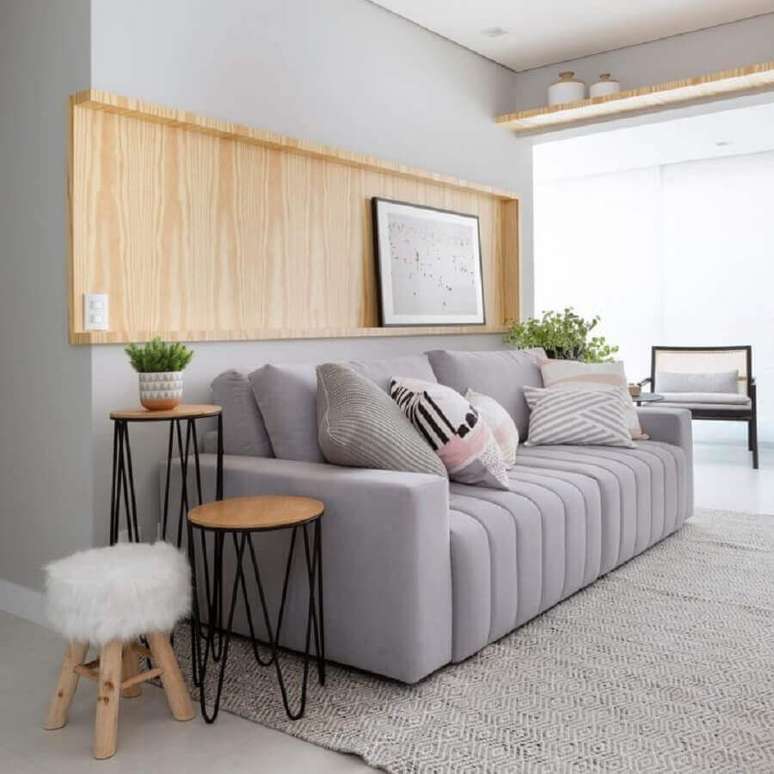 26. Decoração minimalista para sala com sofá cinza e mesa lateral redonda – Foto: Moana Arquitetura