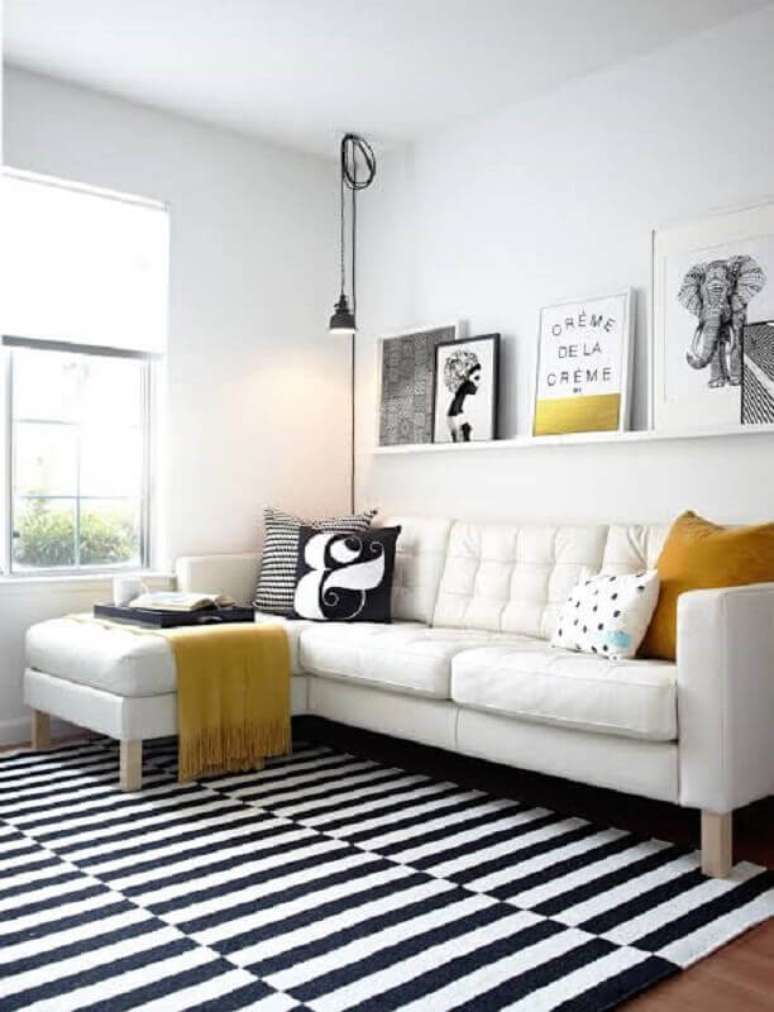 28. Decoração minimalista para sala clean com sofá com chaise branco e prateleira com quadros apoiados – Foto: Archilovers