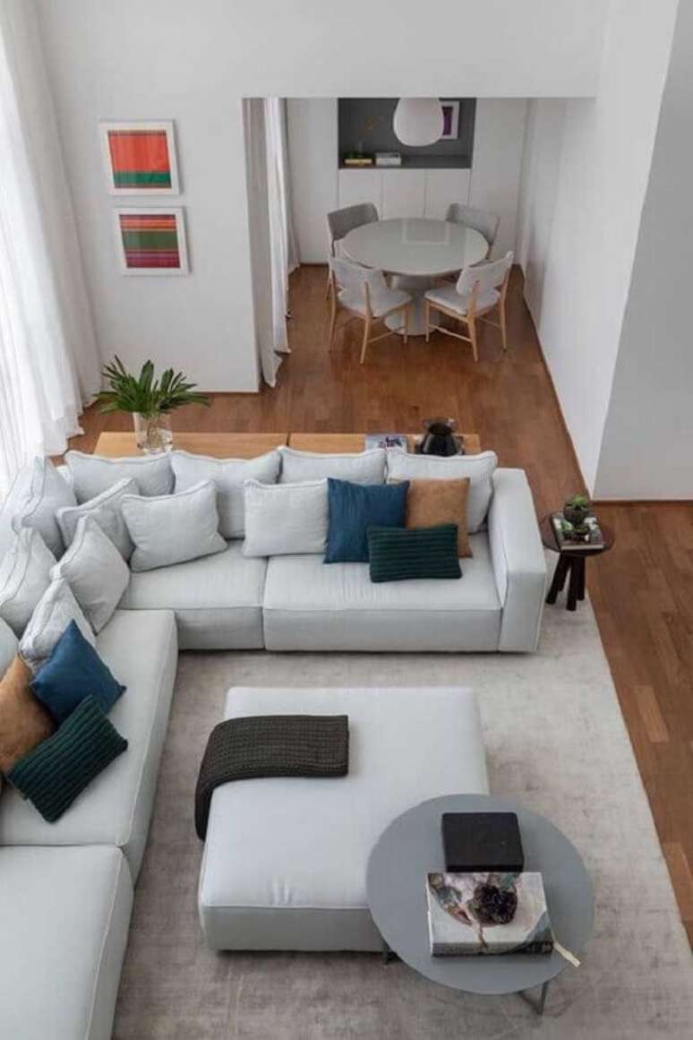 6. O sofá de canto é um móvel que se encaixa bem tanto em salas pequenas quanto amplas – Foto: Pinterest