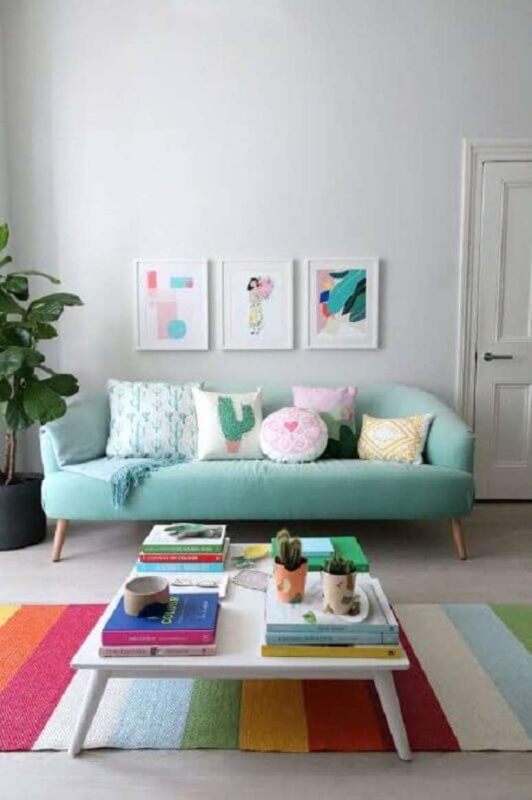 32. Decoração para sala com tapete colorido listrado e sofá retrô verde água – Foto: Happy Shappy