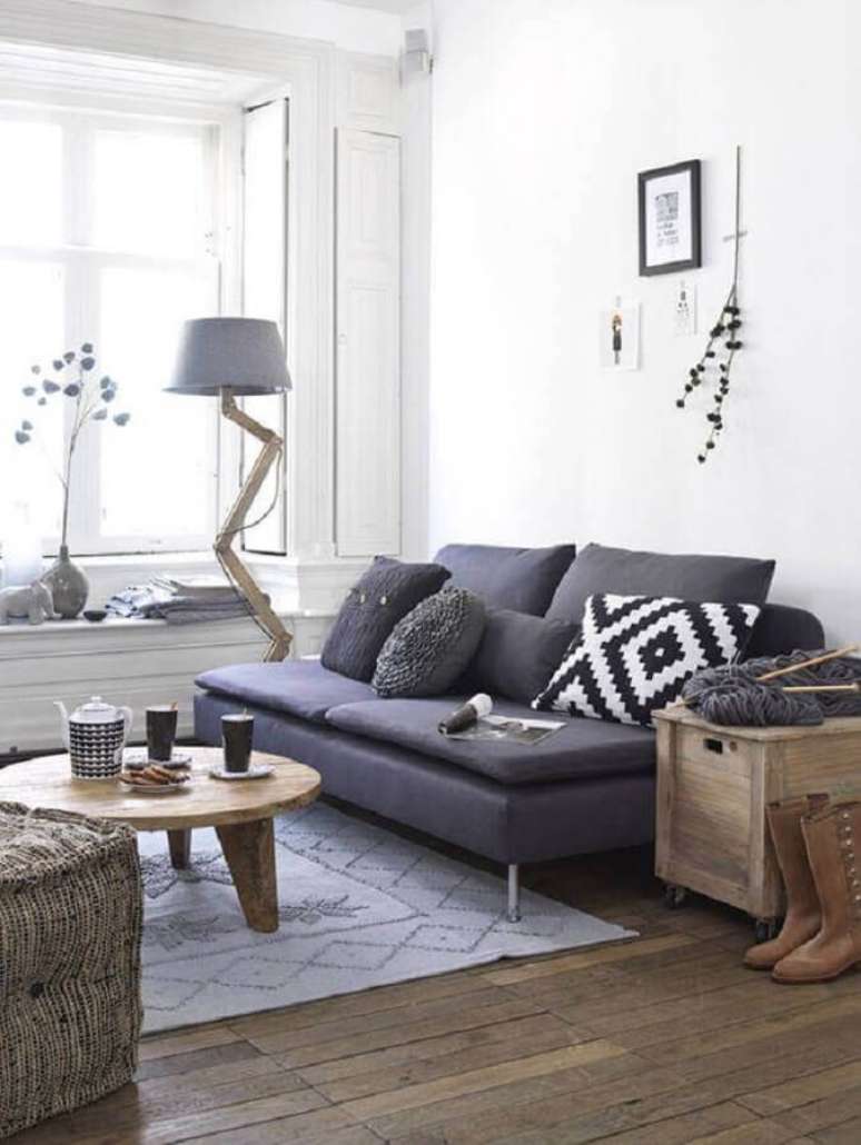 36. Decoração simples para sala com sofá pequeno cinza sem braço – Foto: Pinterest