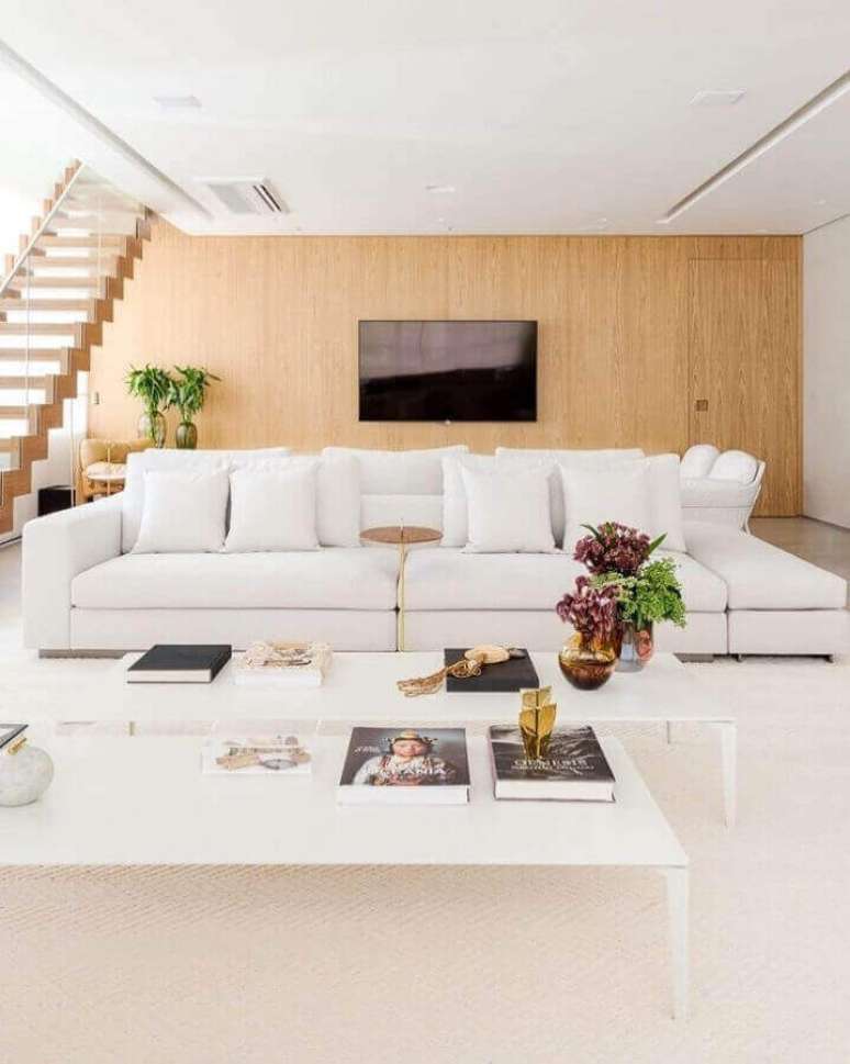 37. Decoração sofisticada para sala ampla com sofá branco – Foto: Figueiredo Fischer Arquitetos