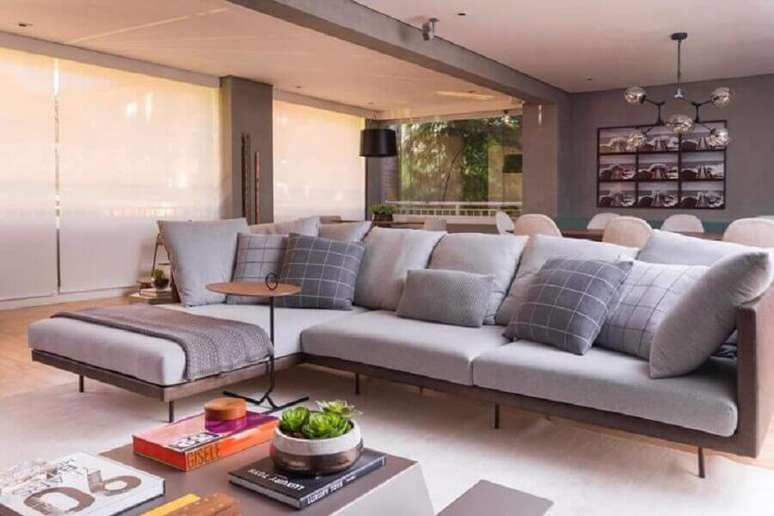 7. Invista no sofá com chaise para salas modernas e sofisticadas – Foto: Bossa Arquitetura