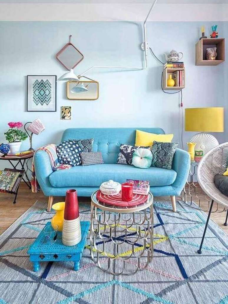 44. Decoração para sala colorida com sofá retrô azul com pés de madeira – Foto: CoachDecor