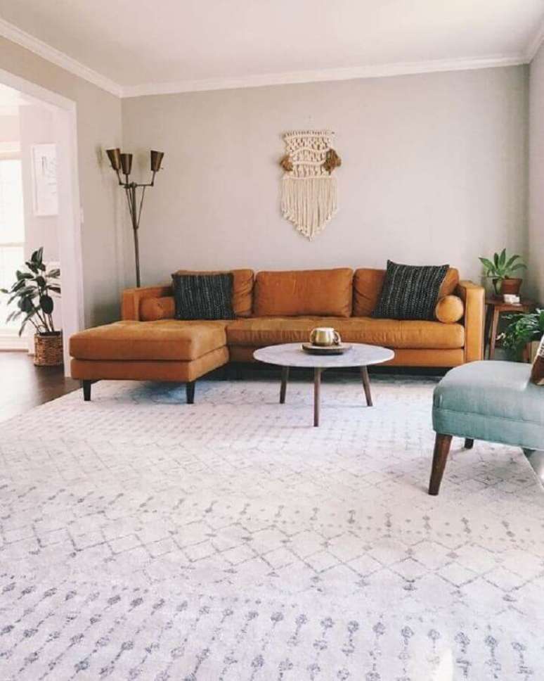 48. Sala de estar decorada com sofá com chaise marrom – Foto: Article