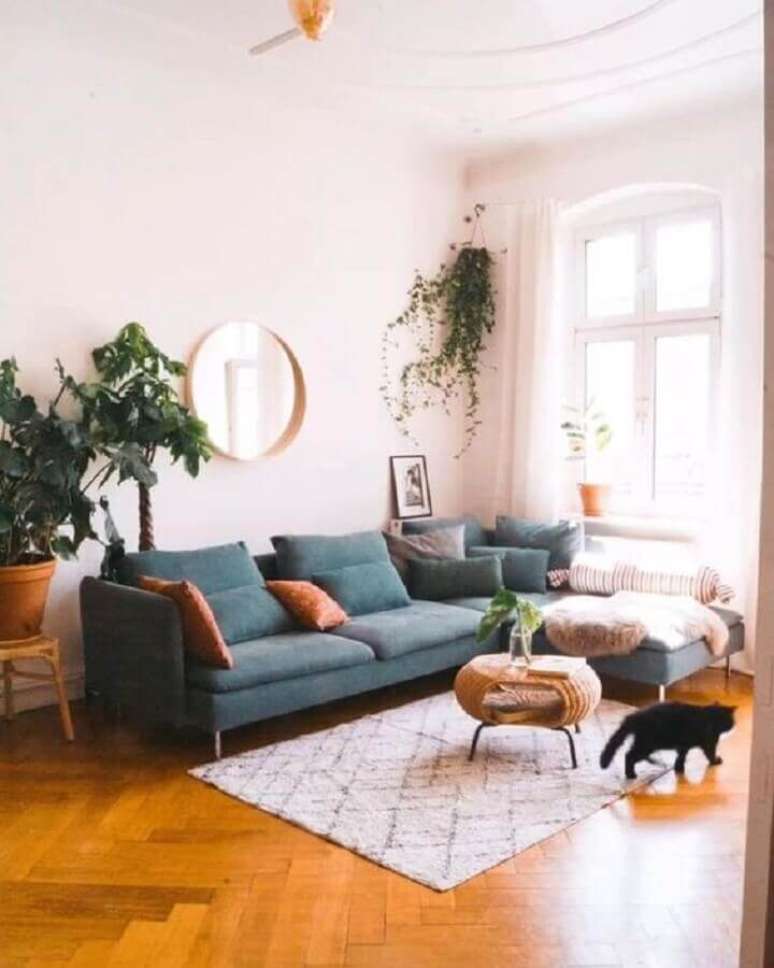 19. Em uma casa com pets é importante manter uma rotina de limpeza para o sofá – Foto: Pinterest