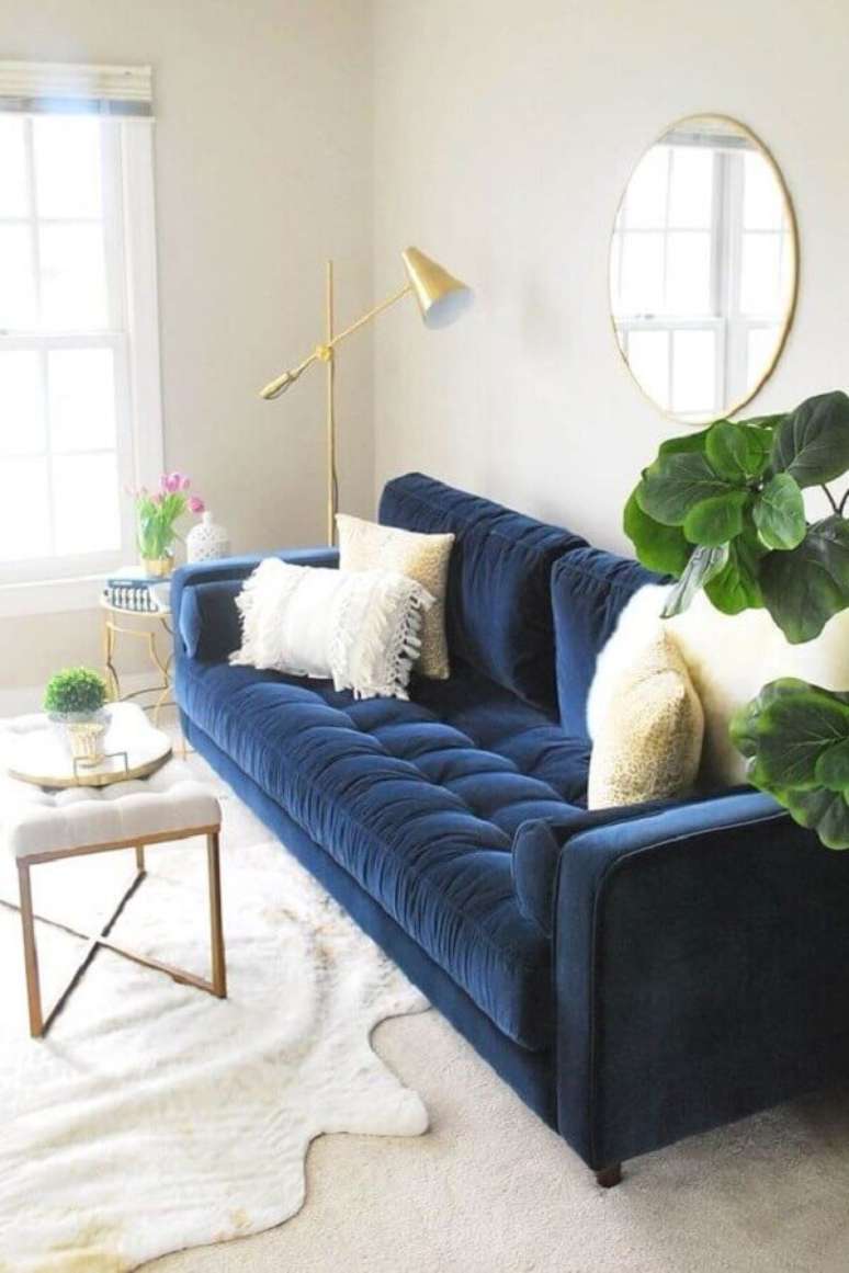 65. Sofá azul de veludo para decoração de sala clean com espelho redondo – Foto: Article