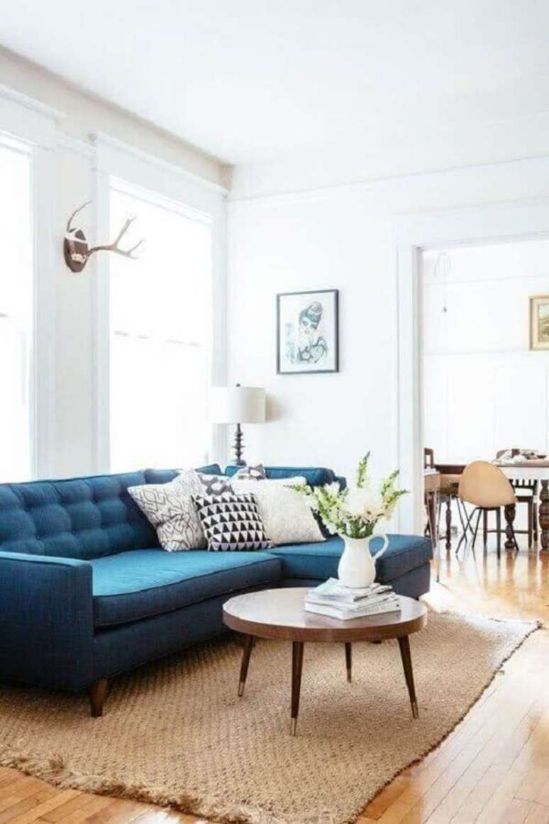 78. Sofá com chaise azul para decoração de sala com mesa de centro de madeira – Foto: Cute & Paste