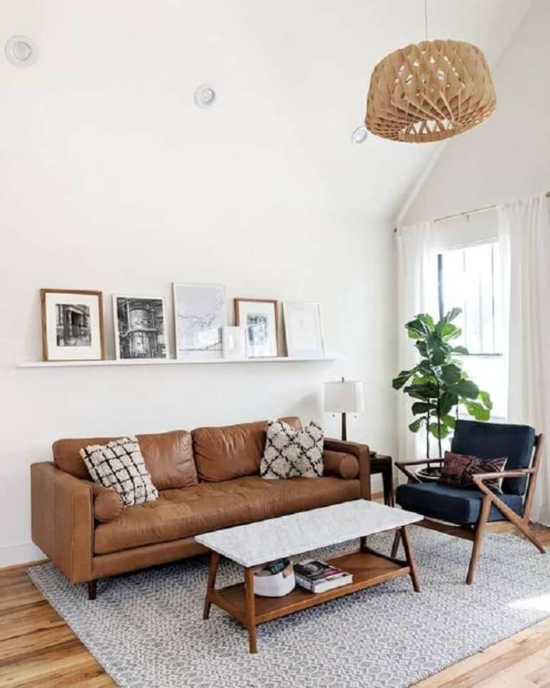 87. Sofá de couro marrom para sala simples decorada com poltrona cinza – Foto: Article