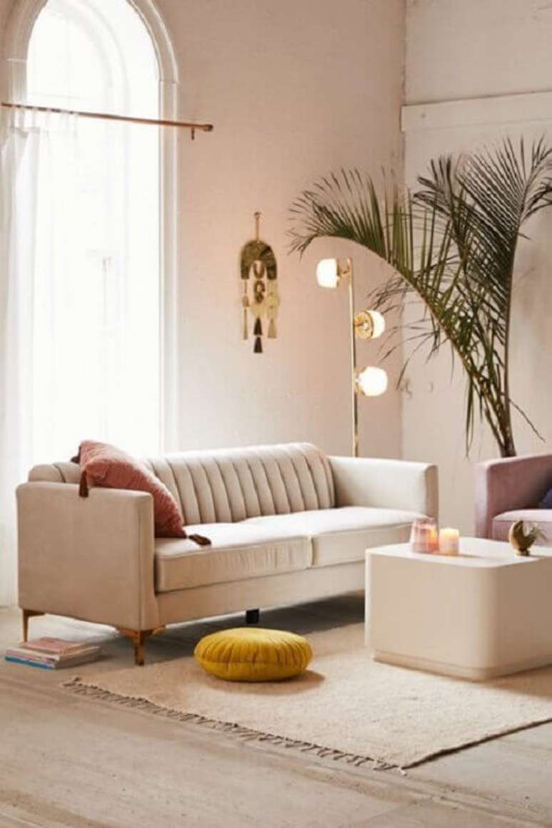 95. Sofá pequeno para decoração de sala em tons neutros – Foto: Urban Outfitters