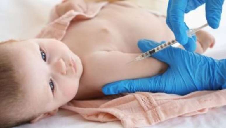 Vacina pentavalente sendo aplicada em bebê - Foto: Shutterstock