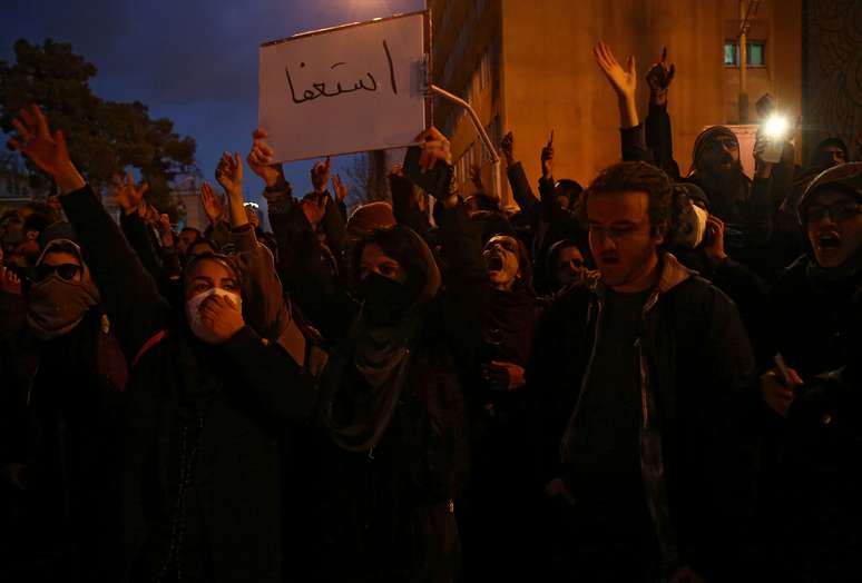 Iranianos protestam em solidariedade às vítimas de avião abatido pelo país.