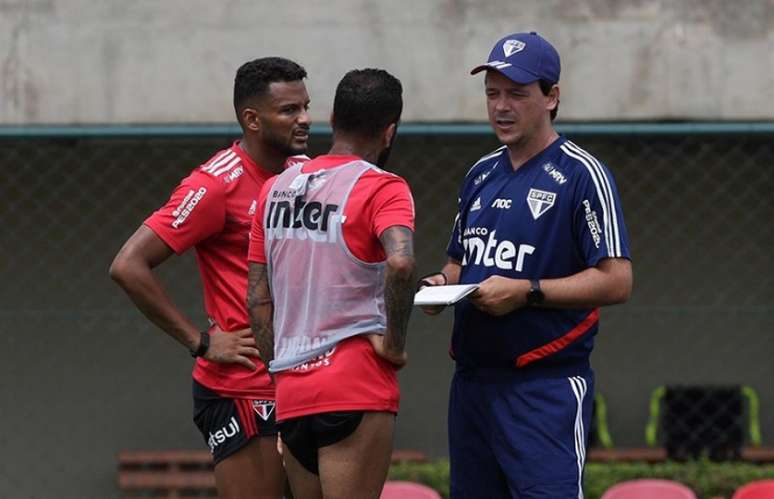 Diniz orienta o primeiro trabalho tático do São Paulo nesta pré-temporada (Foto: Rubens Chiri/saopaulofc.net)