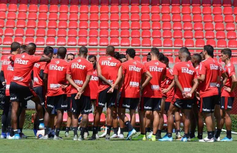 Fernando Diniz conversa com o grupo na atividade deste sábado - FOTO: Érico Leonan/saopaulofc.net