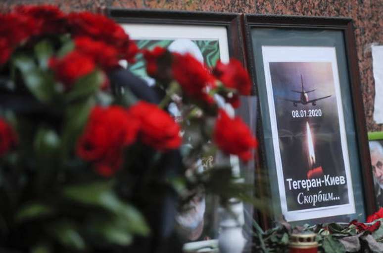 Homenagem em Kiev, Ucrânia, a vítimas de desastre aéreo no Irã
