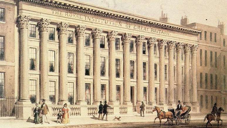 Os Somerville frequentavam o Royal Institution, fundado em 1799 para difundir o conhecimento