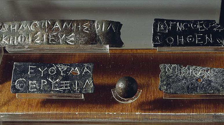 Estas s&atilde;o algumas das fichas usadas ​​para escolher um grupo de magistrados respons&aacute;veis ​​por administrar certas puni&ccedil;&otilde;es e supervisionar a pris&atilde;o, que serviam durante um ano.