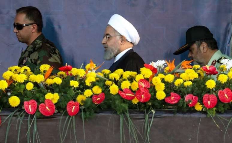 Presidente iraniano, Hassan Rhouani, participou de parada militar no ano passado em memória da guerra entre Irã e Iraque