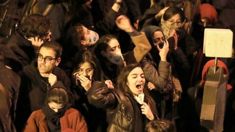 Estudantes protestam do lado de fora da Universidade Amir Kabir