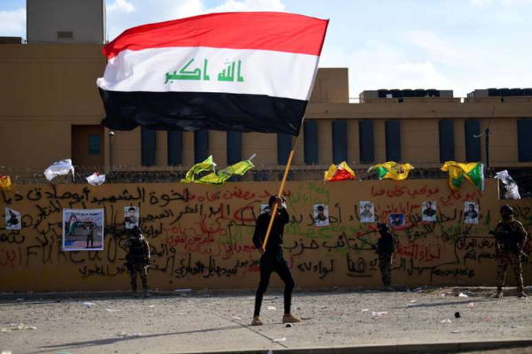Protesto em frente à Embaixada dos EUA em Bagdá, em 1º de janeiro