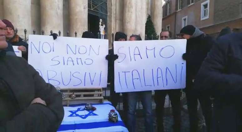 Protesto de ambulantes na praça que abriga a Fontana di Trevi, em Roma