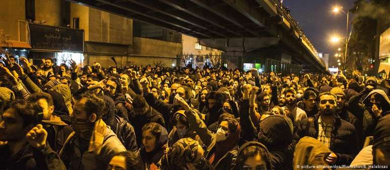 Manifestantes nas ruas de Teerã. Derrubada de avião ucraniano causou indignação no país