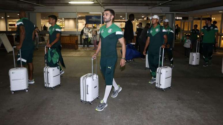 Bruno Henrique na chegada do Palmeiras nos Estados Unidos, sábado (Foto: Divulgação)