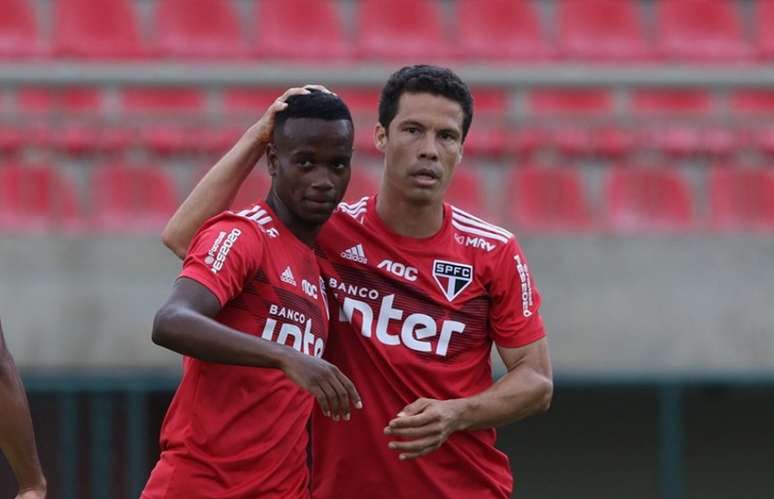 Helinho e Hernanes foram novidades entre os titulares - FOTO: Rubens Chiri/saopaulofc.net