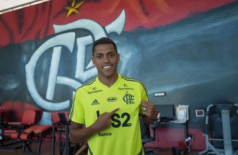 Flamengo apresenta novo reforço da temporada: Gustavo Henrique