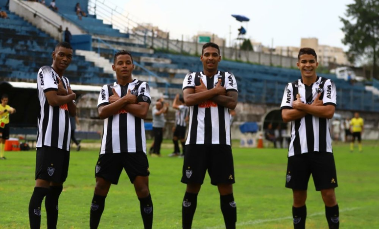 Sob muita chuva, as crias do Galo venceram e passaram de fase (Foto: Divulgação/Atlético-MG)