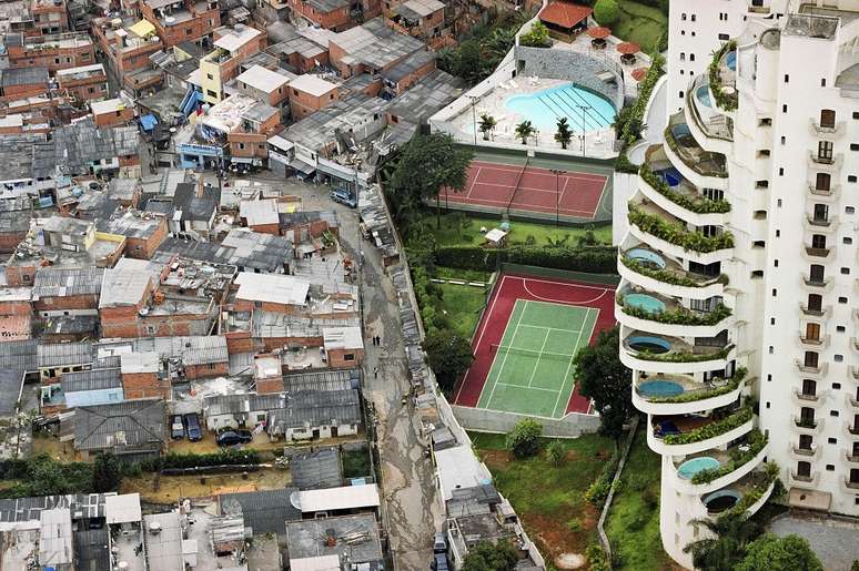 Símbolo da desigualdade: imagem mostra contraste entre Paraisópolis e prédio de luxo do Morumbi