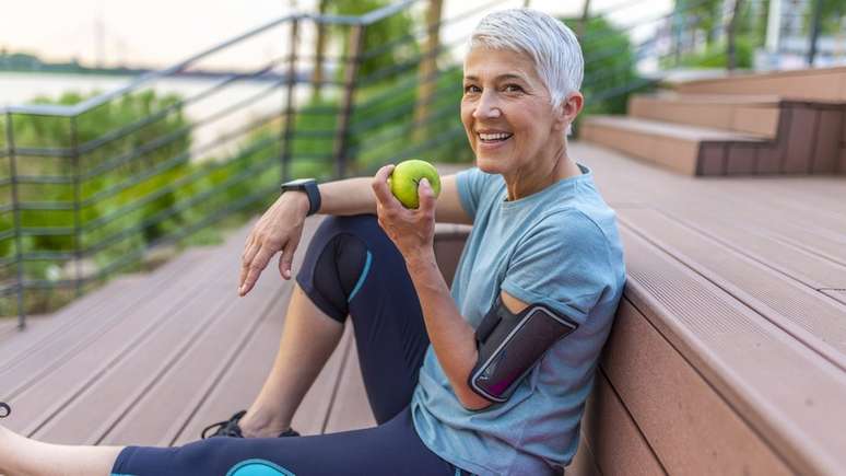 Fazer exercícios e ter uma dieta equilibrada reduz o risco de aparecimento de doenças cardiovasculares, câncer e diabetes