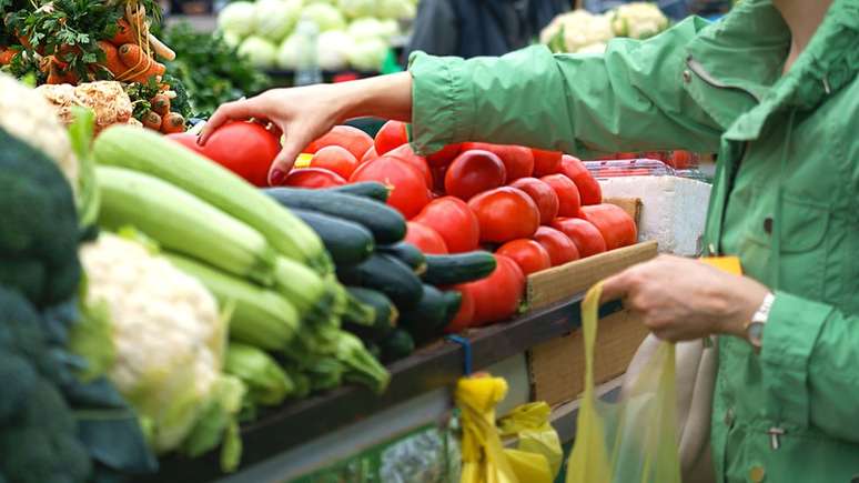 Uma dieta equilibrada inclui o consumo de frutas, legumes e verduras