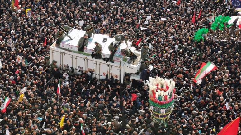 Milhões de iranianos se reuniram para velar o general iraniano Qasem Soleimani, morto em ataque americano