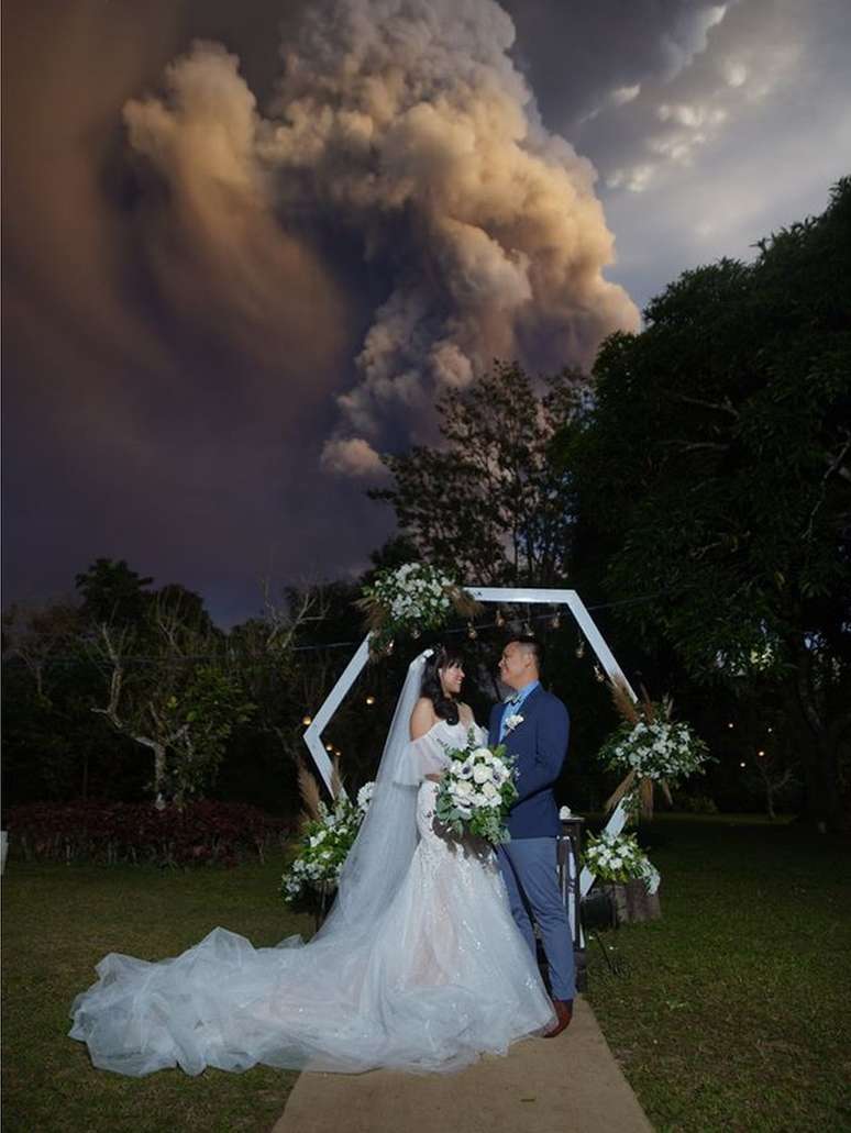 Quando casamento estava prestes a começar, Taal entrou em erupção