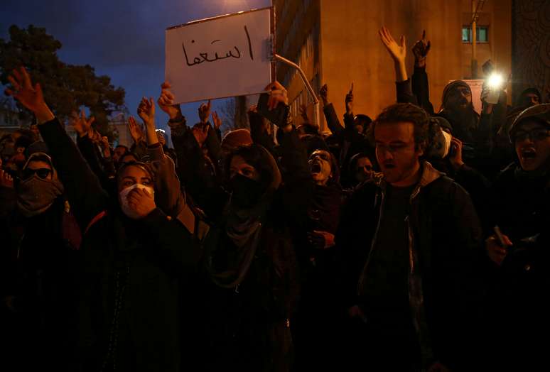Iranianos protestam em apoio às vítimas da queda de avião ucraniano em Teerã
11/01/2020
Nazanin Tabatabaee/WANA (West Asia News Agency) via REUTERS