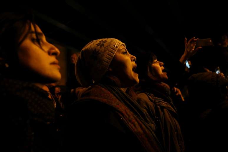 Manifestantes protestam em apoio às vítimas de queda de avião ucraniano perto de Teerã
11/01/2020
Nazanin Tabatabaee/WANA (West Asia News Agency) via REUTERS