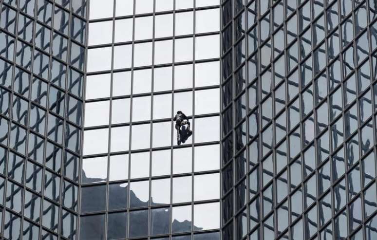 Alpinista francês Alain Robert escala Torre Total em Paris
13/01/2020
REUTERS/Gonzalo Fuentes