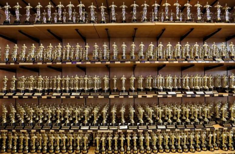 R&eacute;plicas em miniatura de estatueta do Oscar em loja da Hollywood Boulevard
28/02/2016
REUTERS/Mike Blake 
