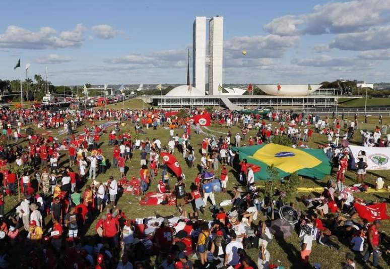 Protesto contra o impeachment da ent&atilde;o presidente Dilma Rousseff em frente ao Congresso Nacional, em Bras&iacute;lia
17/04/2016
REUTERS/Paulo Whitaker