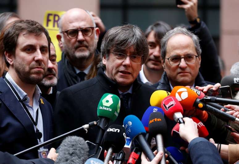 Ex-líder do governo catatlão Carles Puigdemont (ao centro), dá entrevista a jornalistas ao chegar ao Parlamento Europeu
13/01/2020
REUTERS/Vincent Kessler