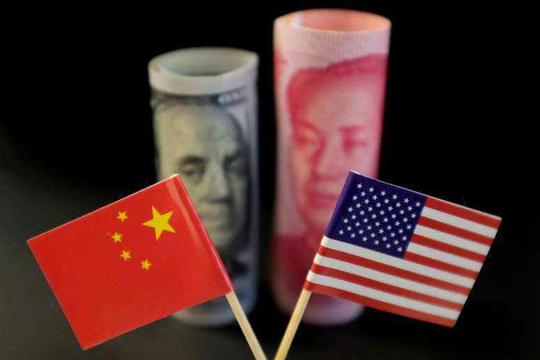 Bandeiras da China e dos Estados Unidos &agrave; frente de c&eacute;dulas de moedas dos dois pa&iacute;ses. 20/5/2019. REUTERS/Jason Lee