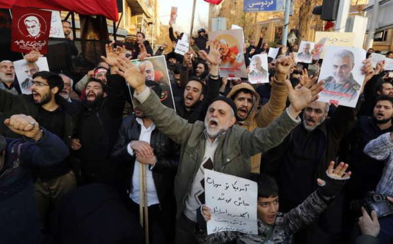 Iranianos protestam em frente à Embaixada do Reino Unido em Teerã, em 12 de janeiro