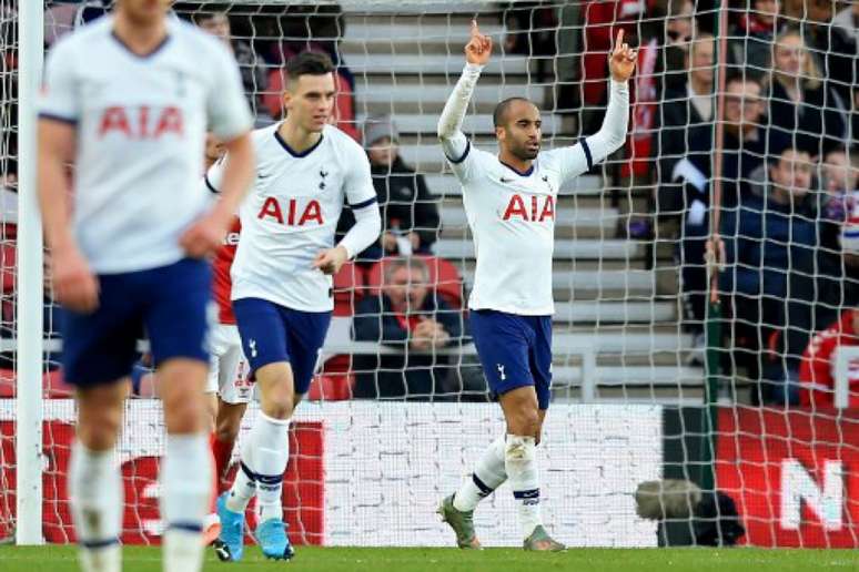 Lucas Moura foi autor do gol de empate que deu nova vida ao Tottenham na Copa da Inglaterra (LINDSEY PARNABY / AFP)