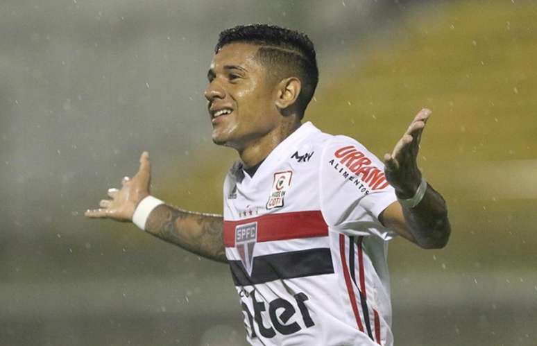 O paraguaio Galeano fez o primeiro gol do São Paulo (Foto: Rubens Chiri/saopaulofc.net)