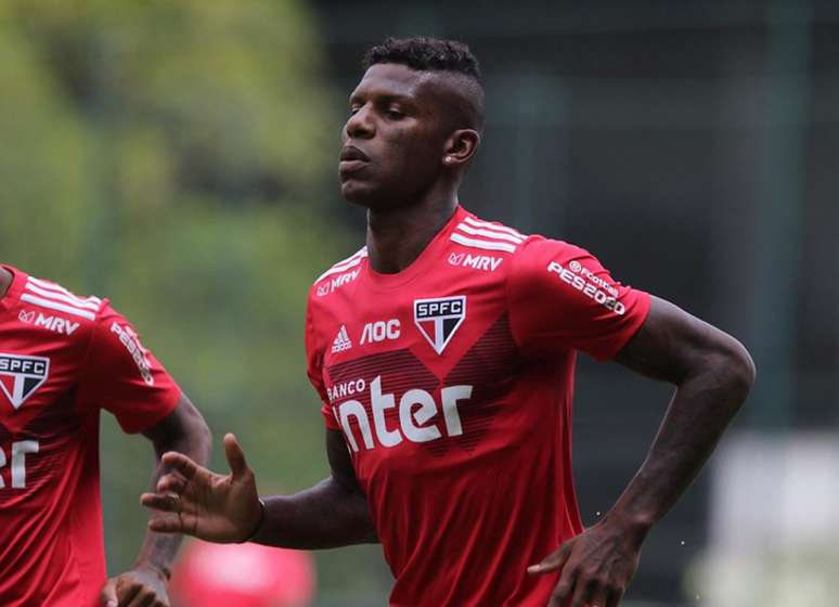 Arboleda terá uma multa no salário por ter vestido a camisa do rival nas férias (Foto: Rubens Chiri/saopaulofc.net)