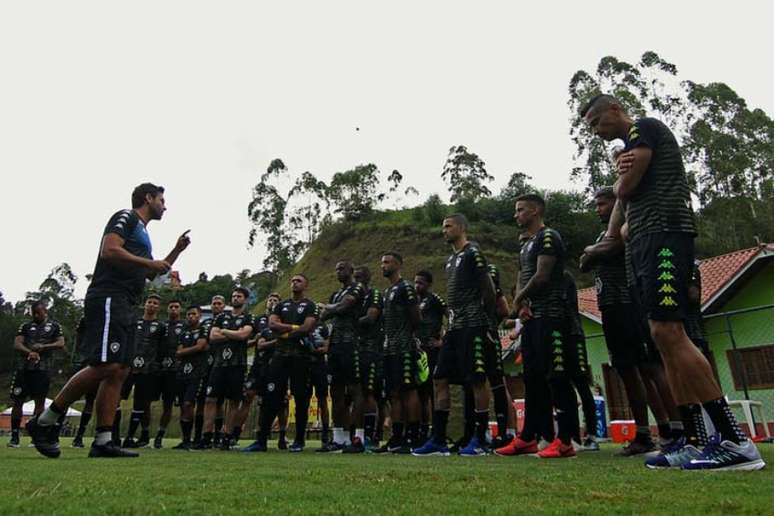 Jogadores do Botafogo orientados por Valentim no campo do China Park (Foto: Vítor Silva/Botafogo)